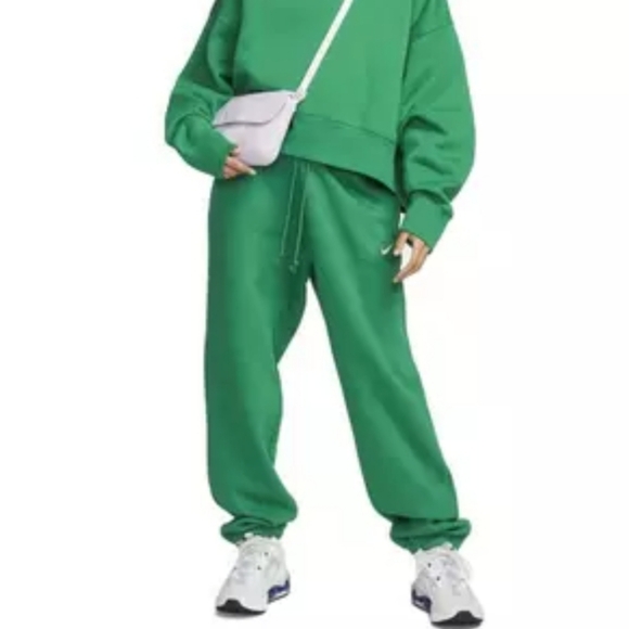 NWT Women's Nike OVERSIZED sweatpants - Picture 7 of 9